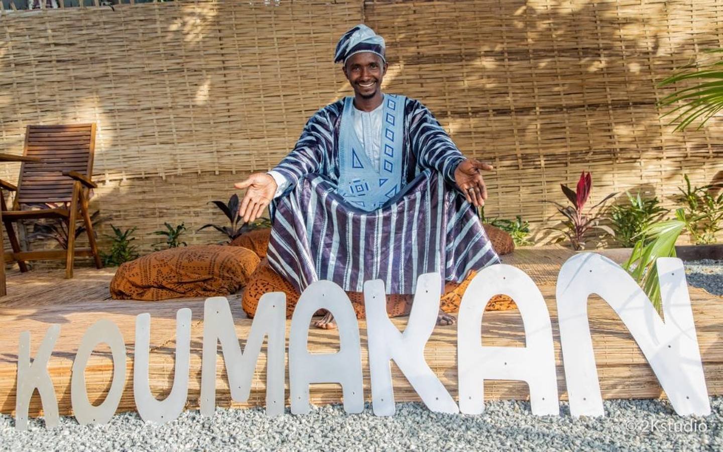 Griot en tenue traditionnelle, à Koumakan